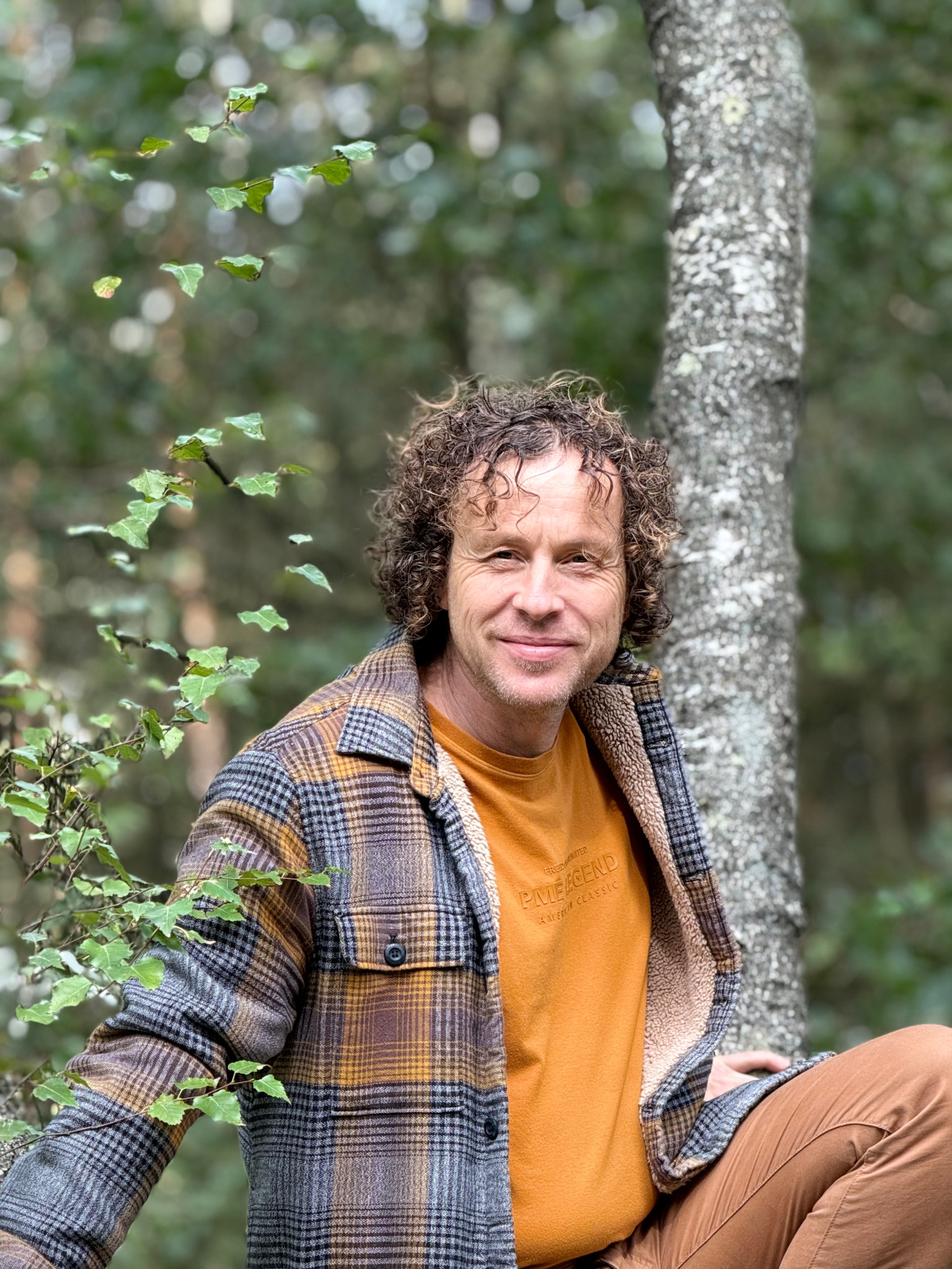Remco Janssen buiten in het bos